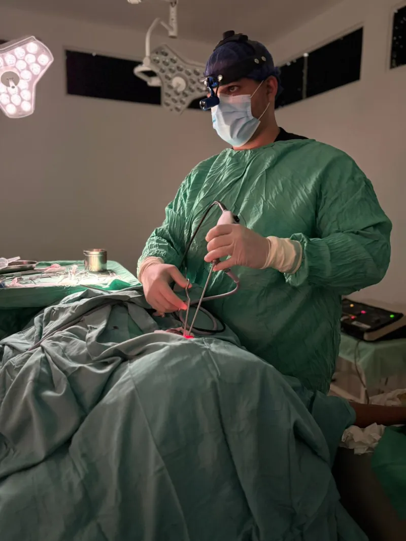 Dr. Jorge Vargas utilizando instrumental durante una intervención quirúrgica